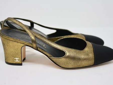 17A CHANEL Gold Slingback Pumps For Sale